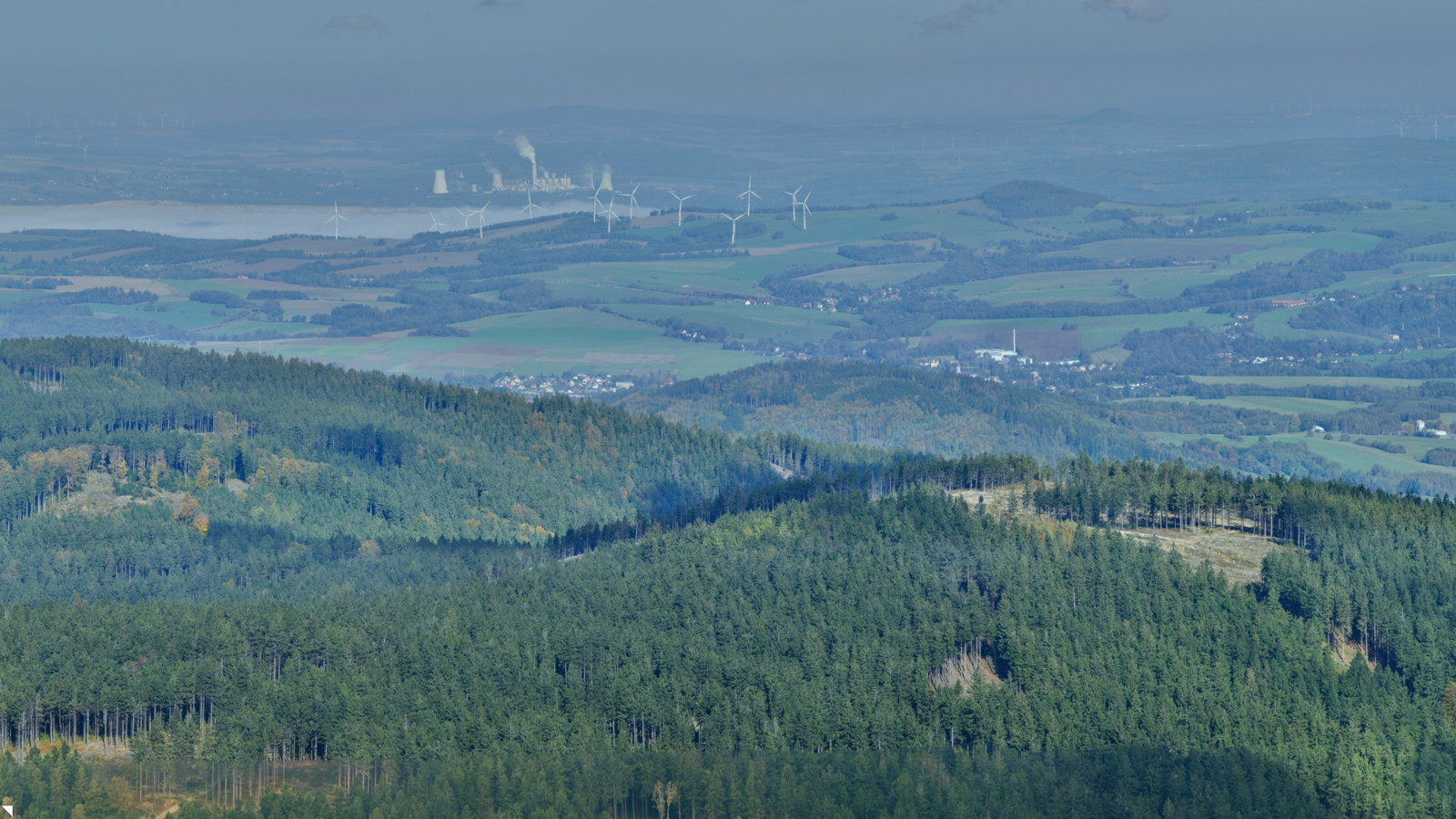 Herbstlicher Blick vom Jeschken auf Liberec